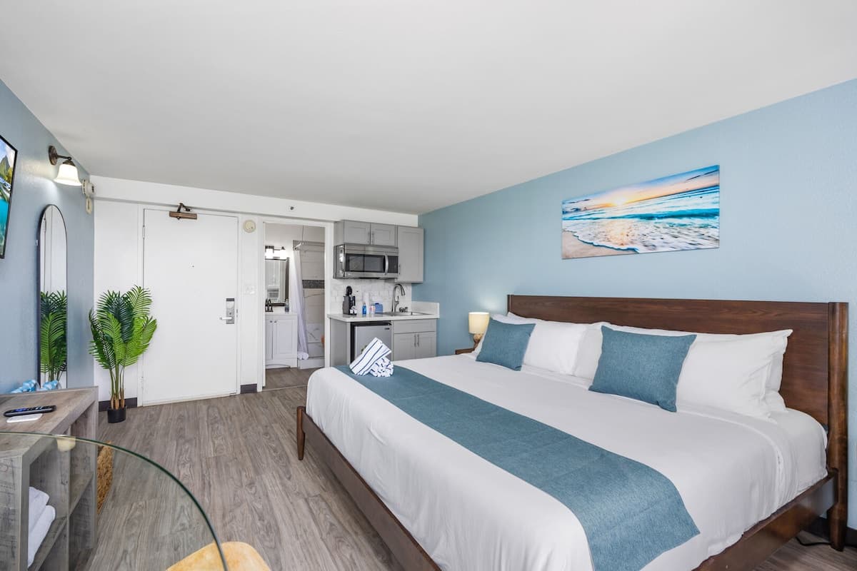 Condo in Honolulu · ★4.0 · Studio · 1 bed · 1 private bath - Photo 2