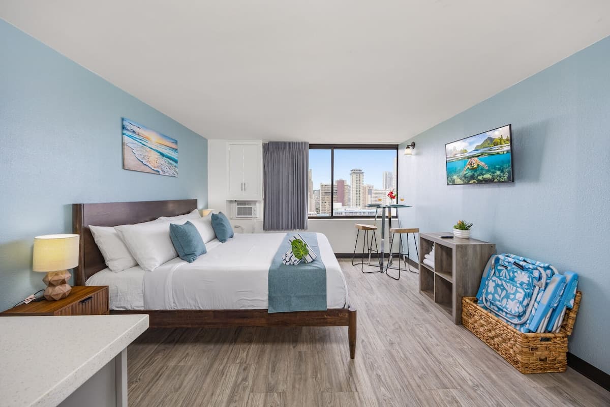 Condo in Honolulu · ★4.0 · Studio · 1 bed · 1 private bath - Photo 1
