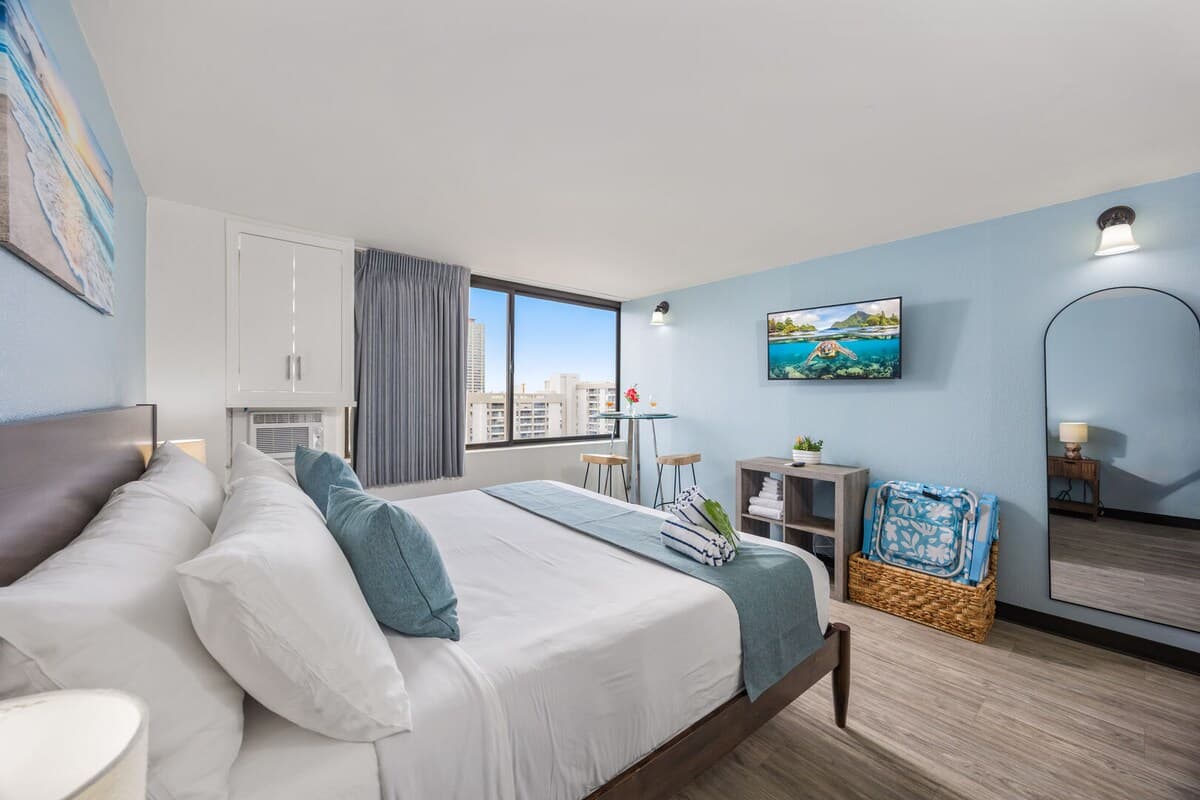 Condo in Honolulu · ★4.0 · Studio · 1 bed · 1 private bath - Photo 3