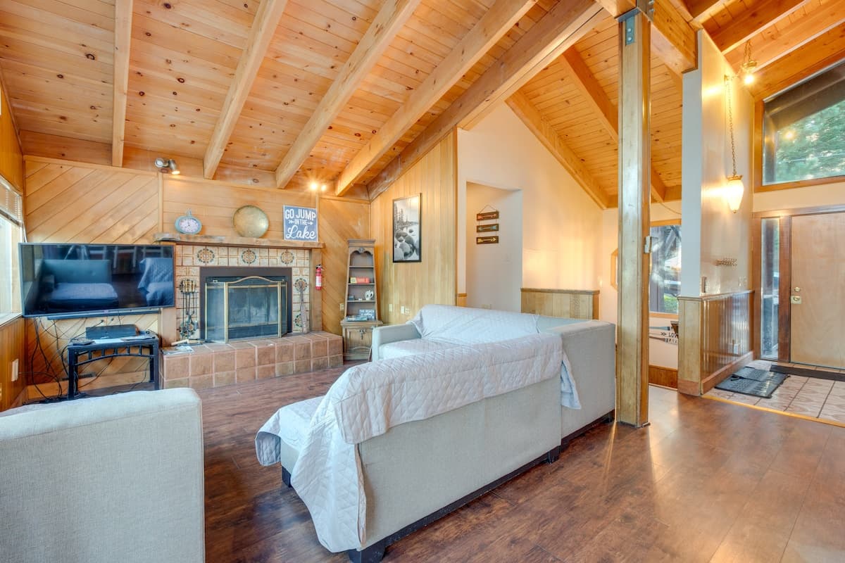 Spacious 6BR w/ Hot Tub, Sauna & Game Room - Photo 4