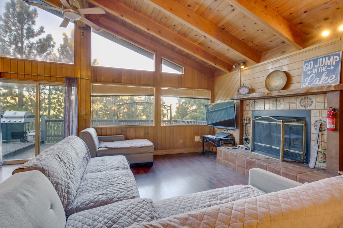 Spacious 6BR w/ Hot Tub, Sauna & Game Room - Photo 3
