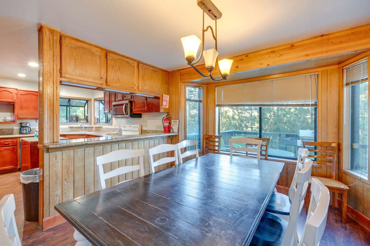 Spacious 6BR w/ Hot Tub, Sauna & Game Room - Photo 5