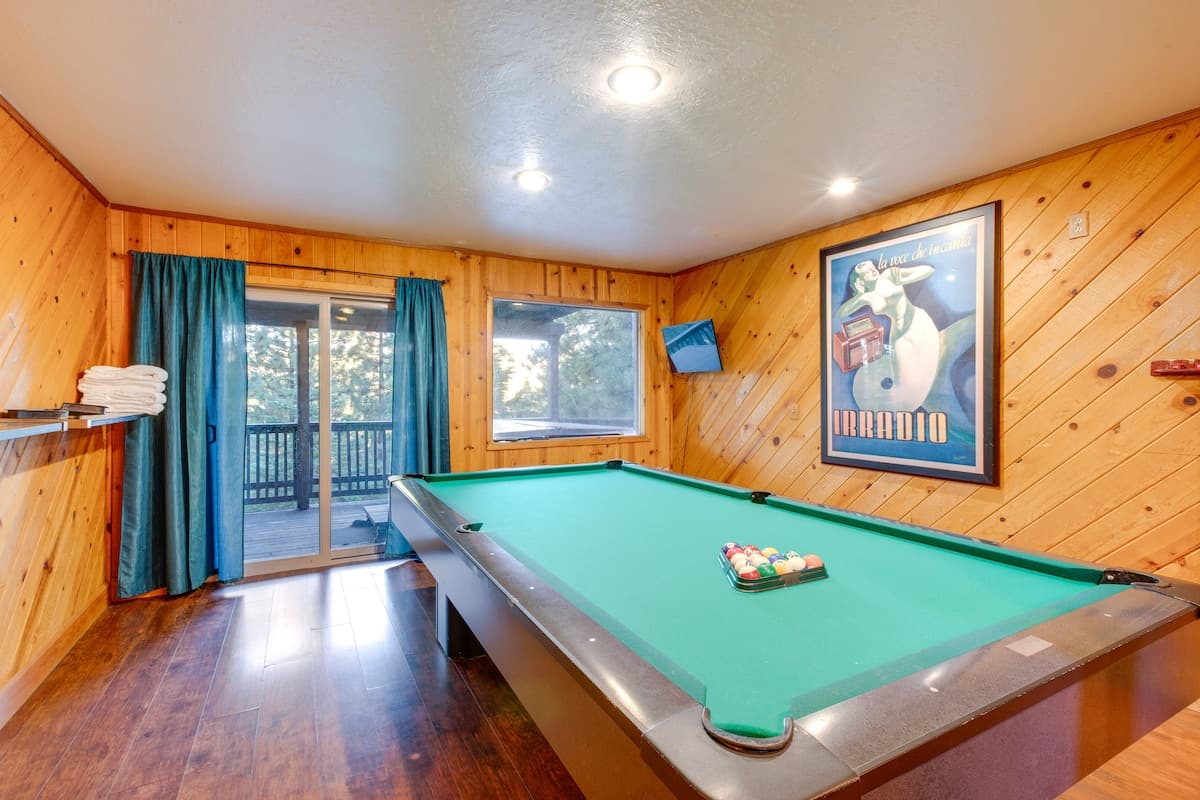 Spacious 6BR w/ Hot Tub, Sauna & Game Room - Photo 2