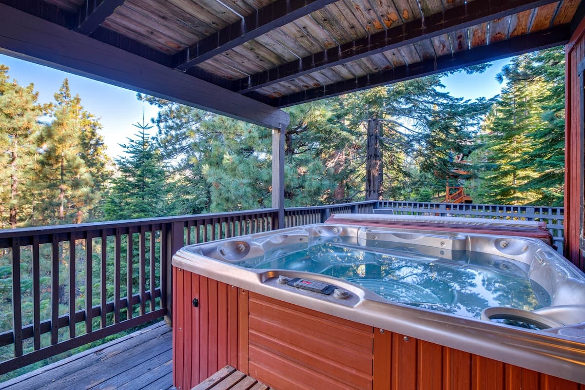 Spacious 6BR w/ Hot Tub, Sauna & Game Room - Photo 1