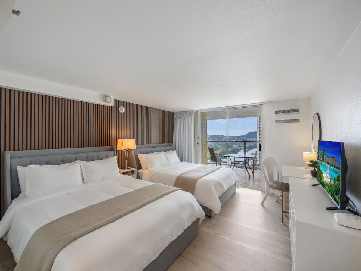 Condo in Honolulu · ★5.0 · 1 bedroom · 2 beds · 1 private bath - Photo 1