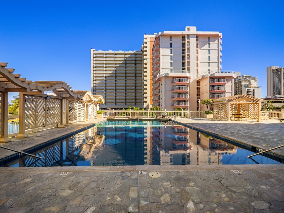 Condo in Honolulu · ★5.0 · 1 bedroom · 2 beds · 1 private bath - Photo 4