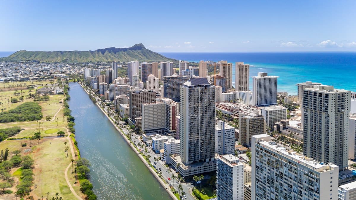Condo in Honolulu · ★5.0 · 1 bedroom · 2 beds · 1 private bath - Photo 2