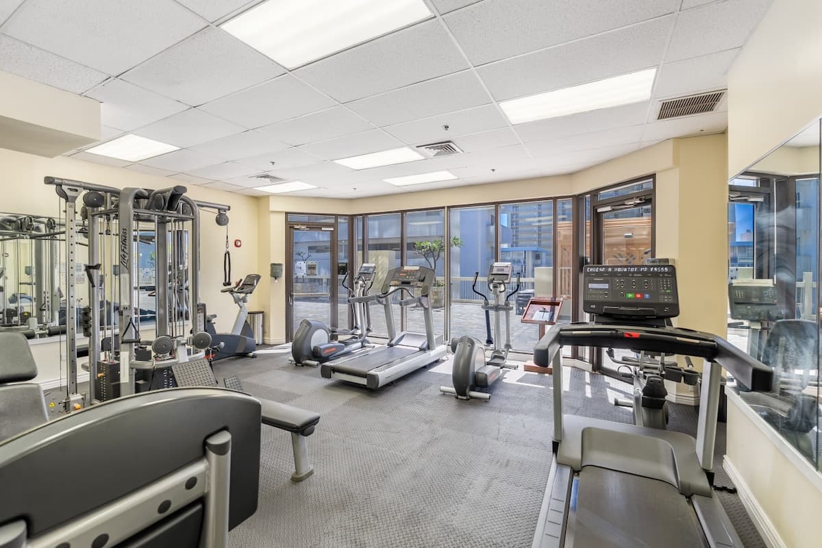 Condo in Honolulu · ★5.0 · 1 bedroom · 2 beds · 1 private bath - Photo 5