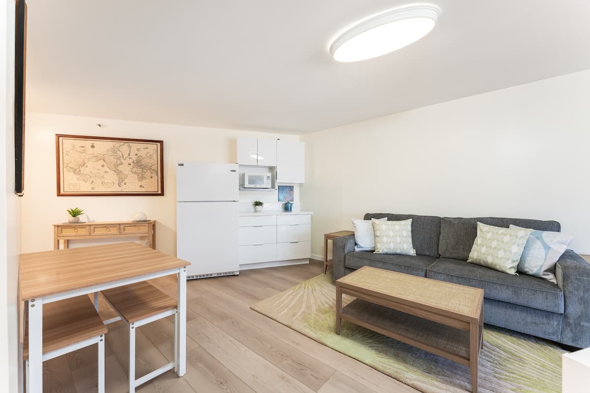 Condo in Honolulu · ★4.67 · 1 bedroom · 2 beds · 1 private bath - Photo 5