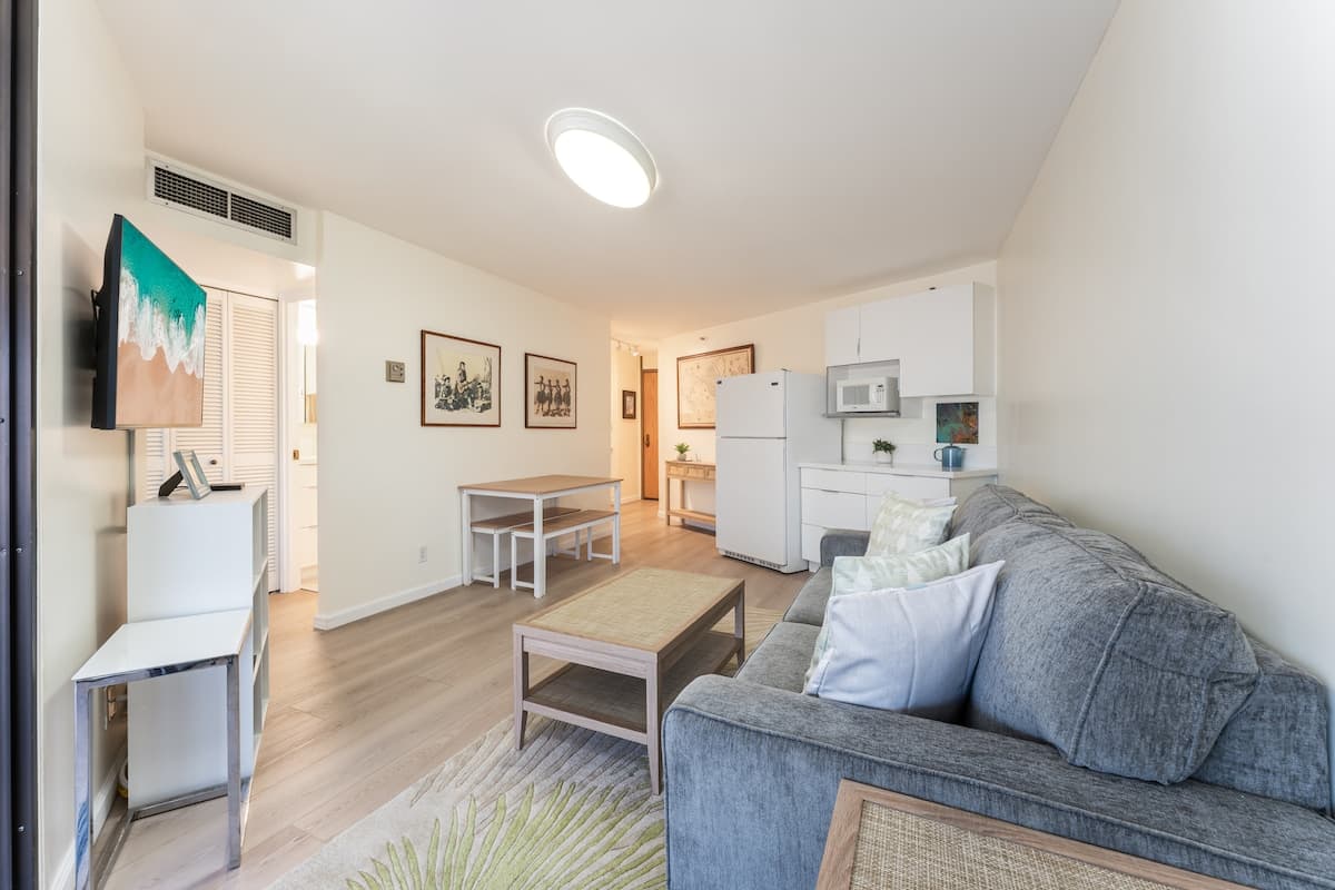 Condo in Honolulu · ★4.67 · 1 bedroom · 2 beds · 1 private bath - Photo 4