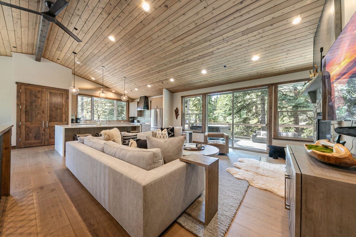 Mountain-Modern Home with Soaring Ceilings - Photo 5