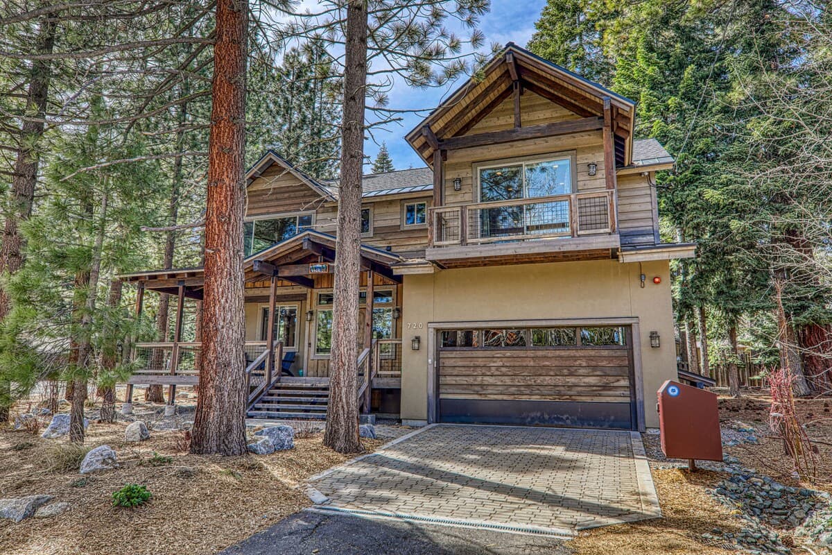 Mountain-Modern Home with Soaring Ceilings - Photo 2