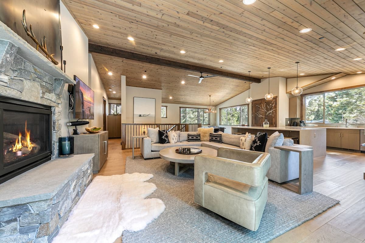 Mountain-Modern Home with Soaring Ceilings - Photo 3