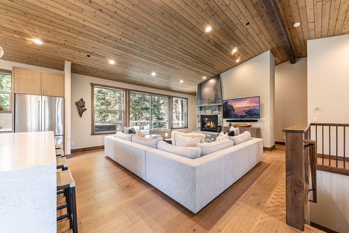 Mountain-Modern Home with Soaring Ceilings - Photo 4