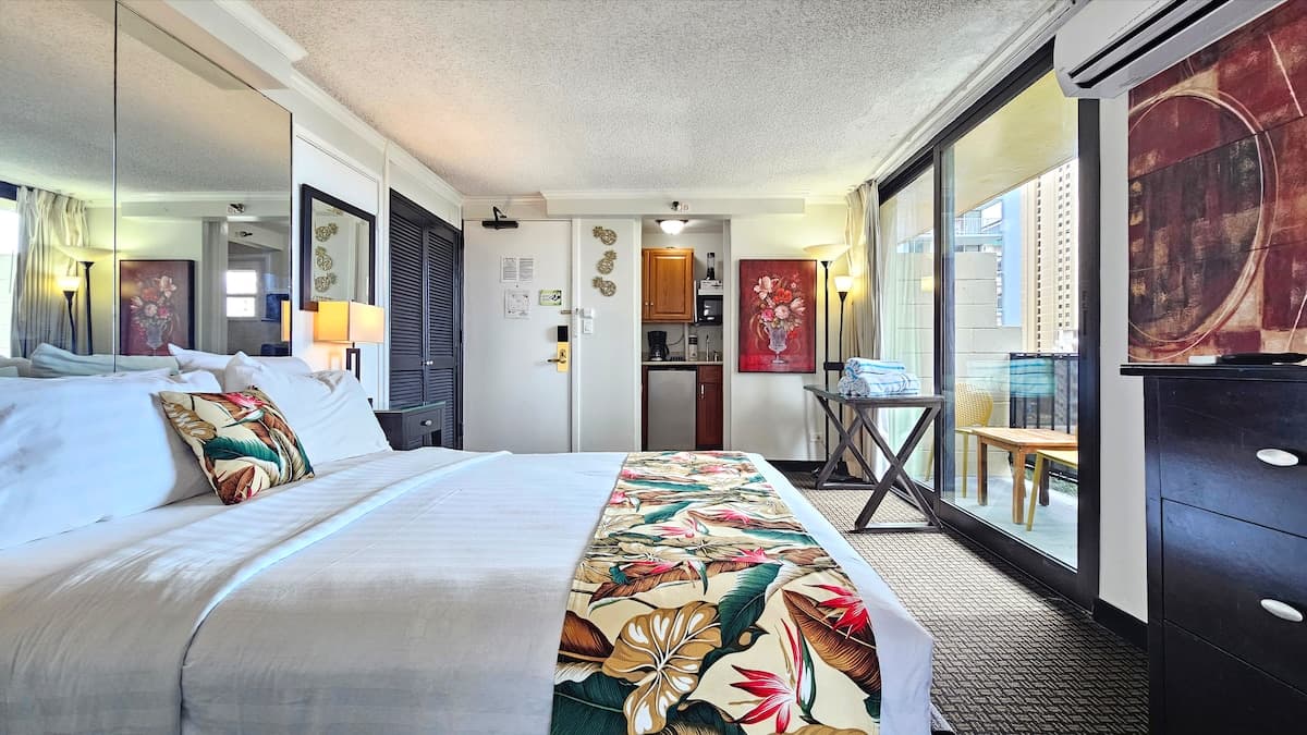 Honolulu Beach Studio | 3 Lanais | Sleeps 3 | Pool - Photo 1