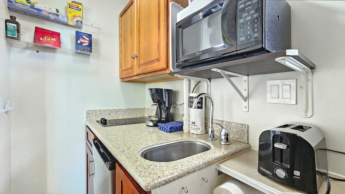 Honolulu Beach Studio | 3 Lanais | Sleeps 3 | Pool - Photo 5