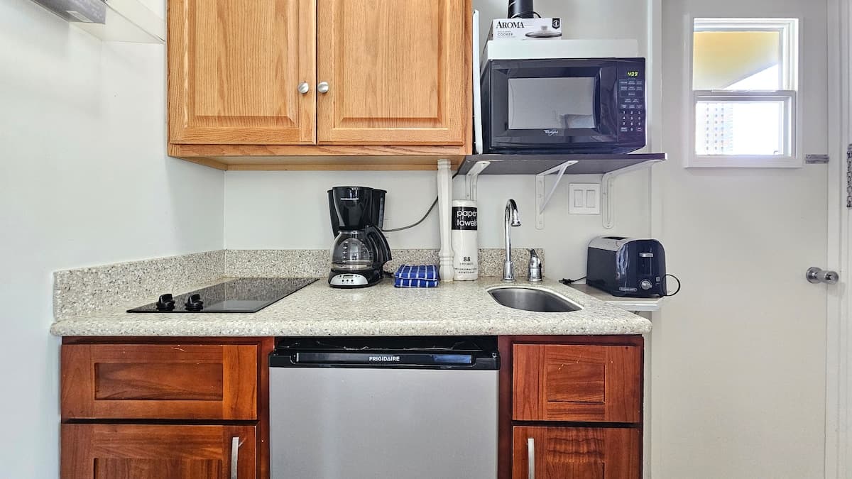 Honolulu Beach Studio | 3 Lanais | Sleeps 3 | Pool - Photo 3