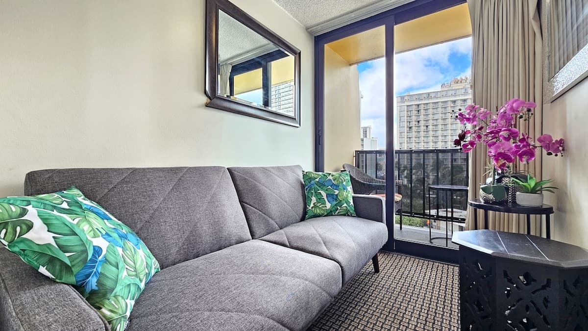 Honolulu Beach Studio | 3 Lanais | Sleeps 3 | Pool - Photo 2