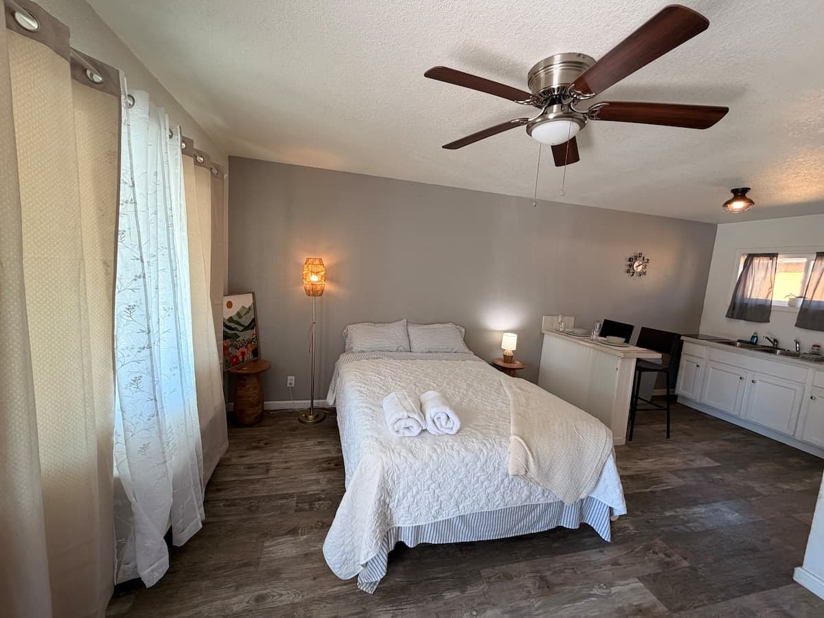 Private Studio w/ Garden & parking - Photo 1
