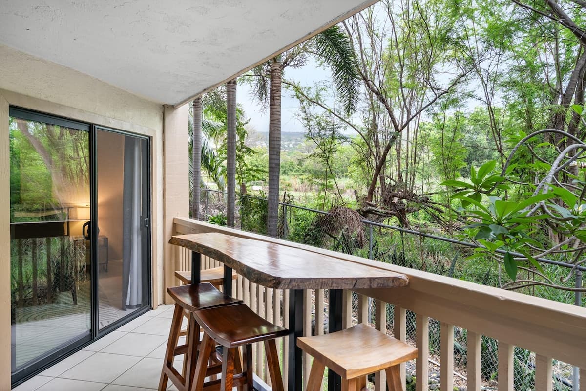 Condo in Kailua-Kona · ★5.0 · 2 bedrooms · 4 beds · 2 private baths - Photo 4