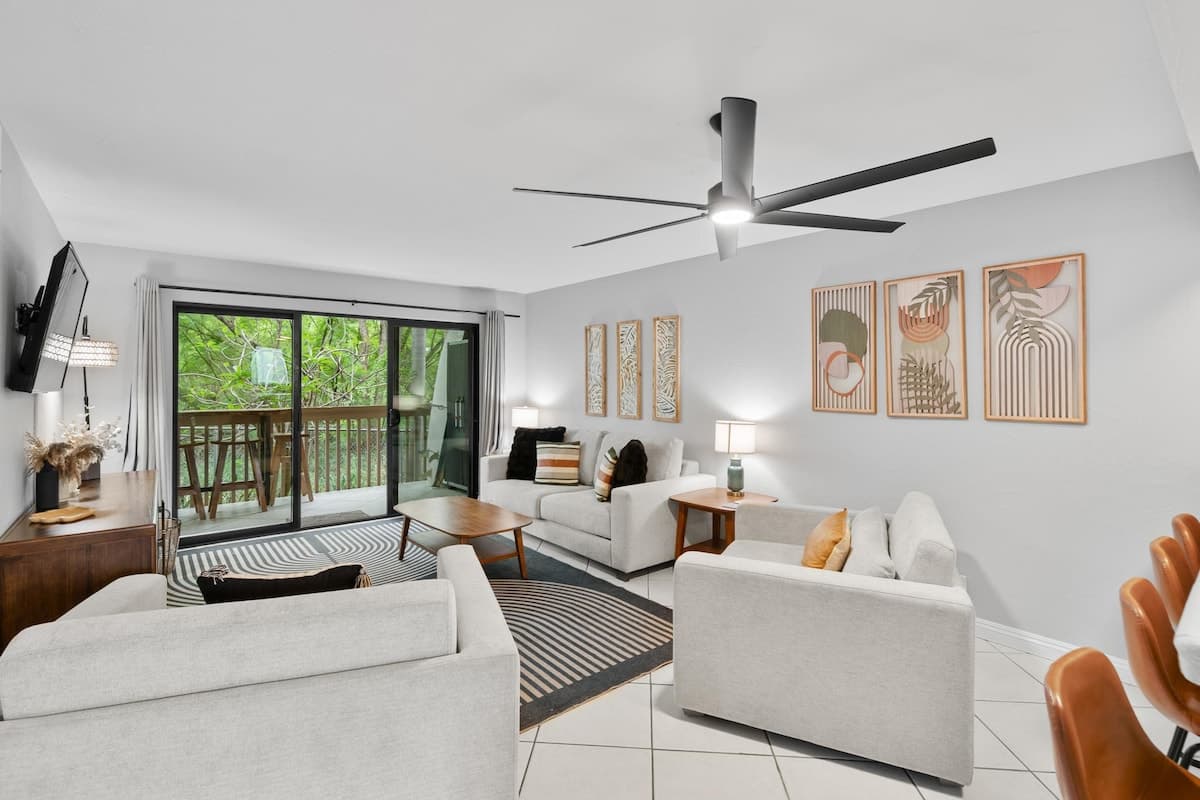 Condo in Kailua-Kona · ★5.0 · 2 bedrooms · 4 beds · 2 private baths - Photo 3