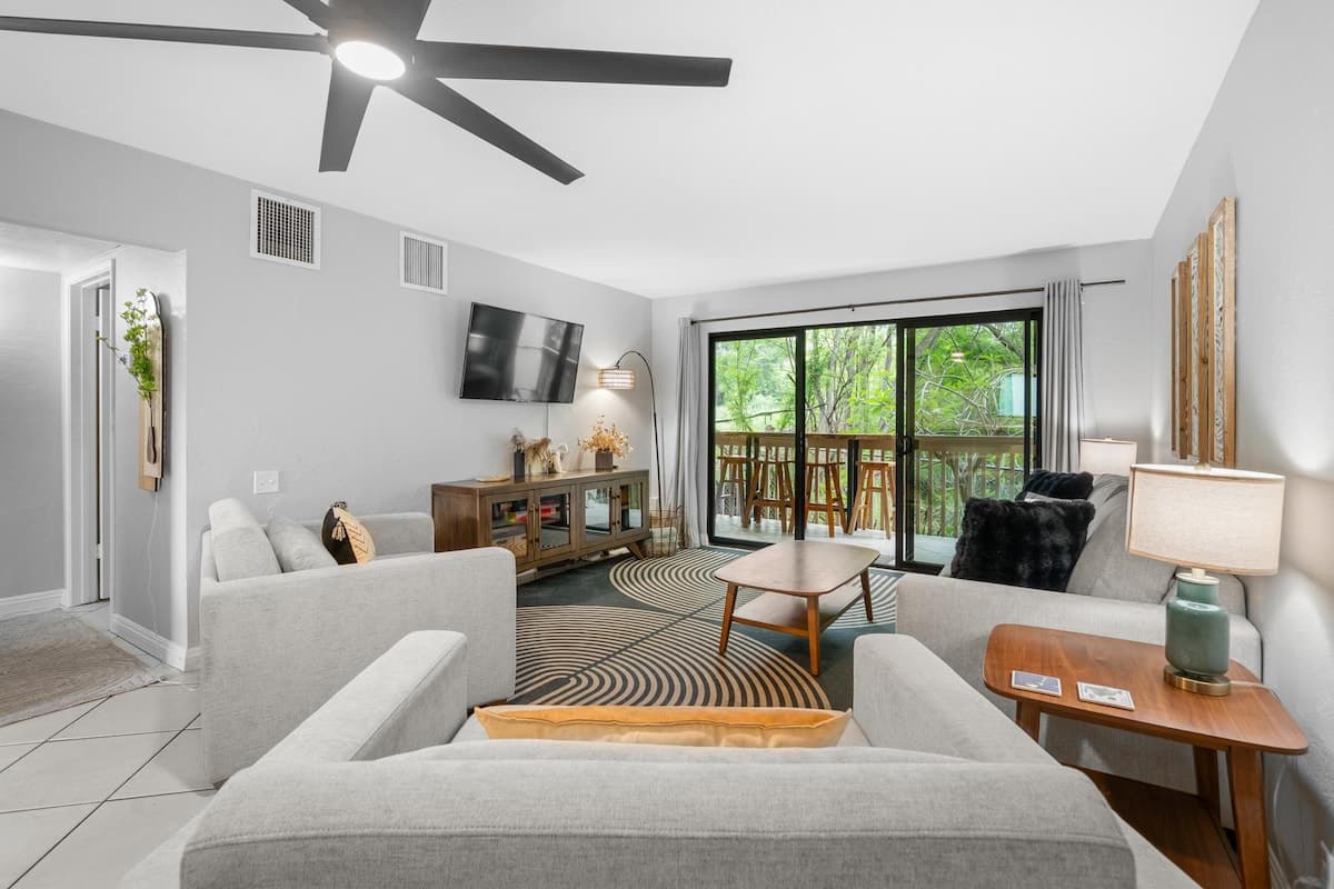 Condo in Kailua-Kona · ★5.0 · 2 bedrooms · 4 beds · 2 private baths - Photo 2