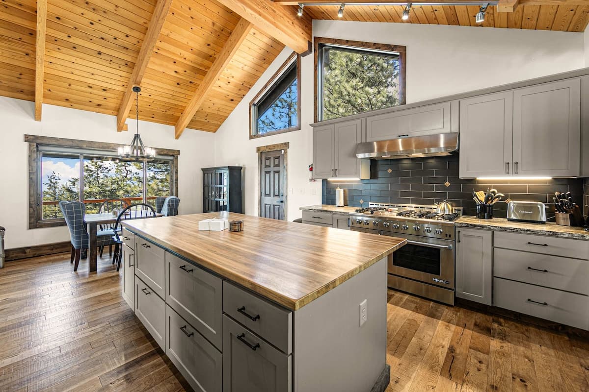 Home in Glenbrook · ★New · 4 bedrooms · 7 beds · 3.5 private baths - Photo 5