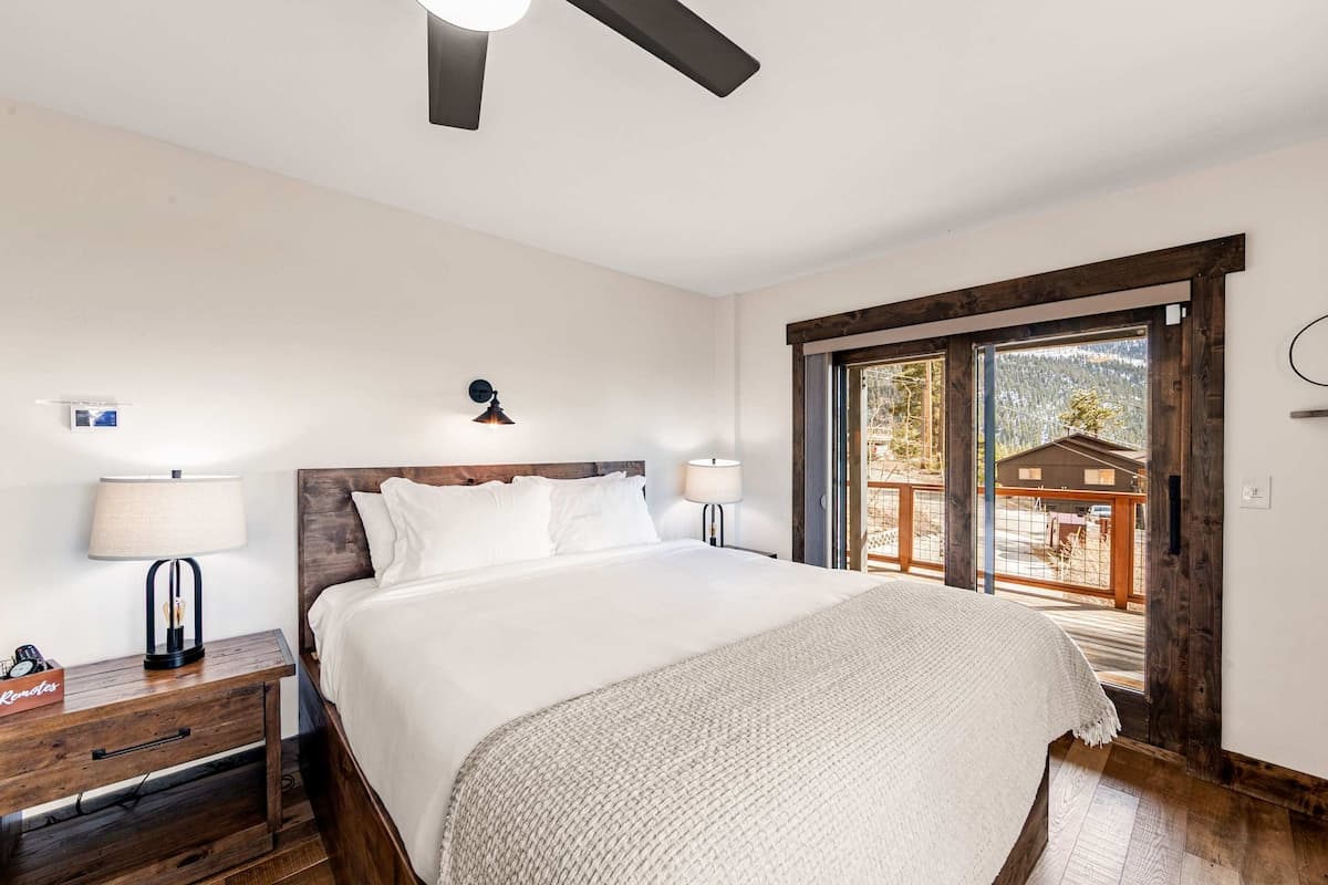 Home in Glenbrook · ★New · 4 bedrooms · 7 beds · 3.5 private baths - Photo 4