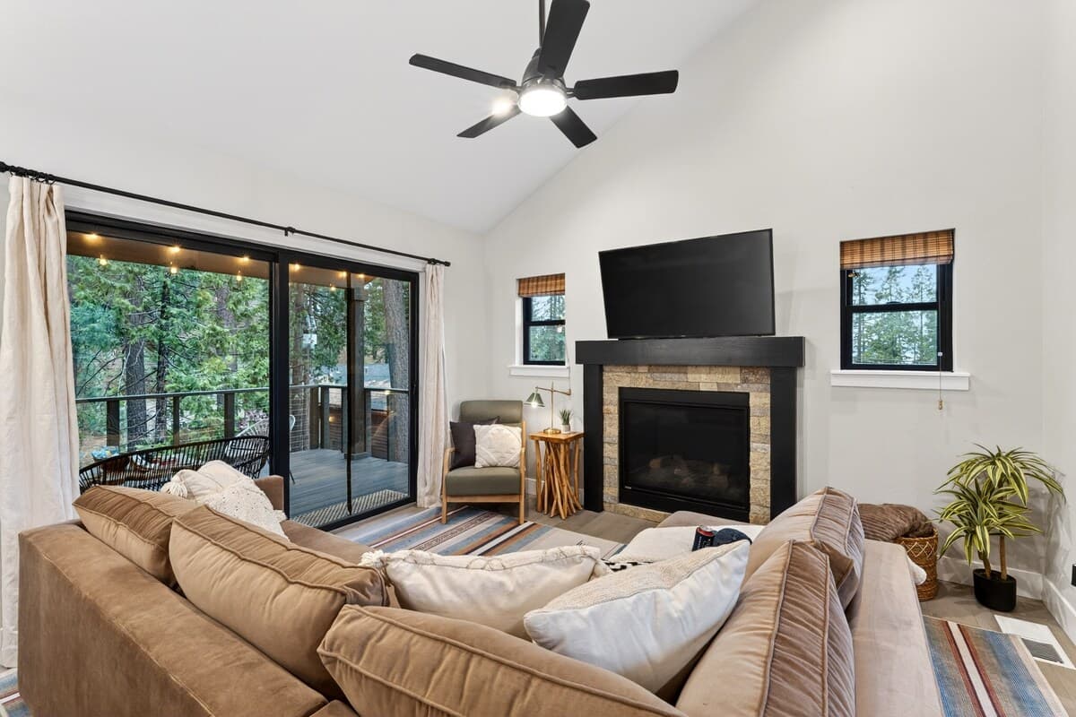 Home in Glenbrook · ★4.67 · 3 bedrooms · 4 beds · 3.5 private baths - Photo 5