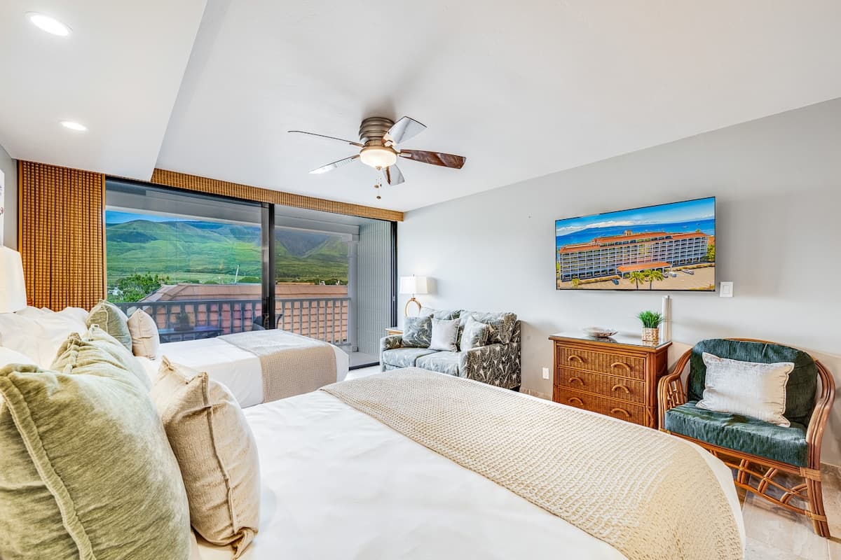 Lahaina Oceanfront Studio | Beach & Pool Access - Photo 3