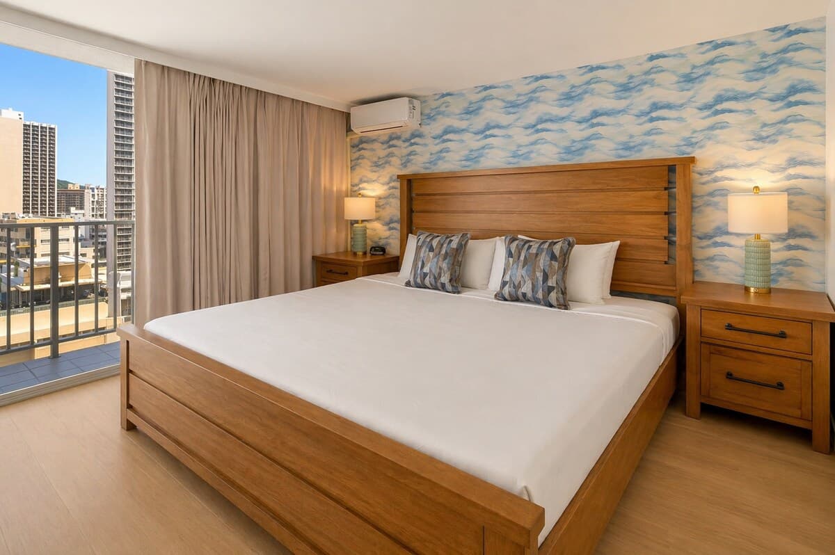 Condo in Honolulu · ★5.0 · Studio · 2 beds · 1 private bath - Photo 2