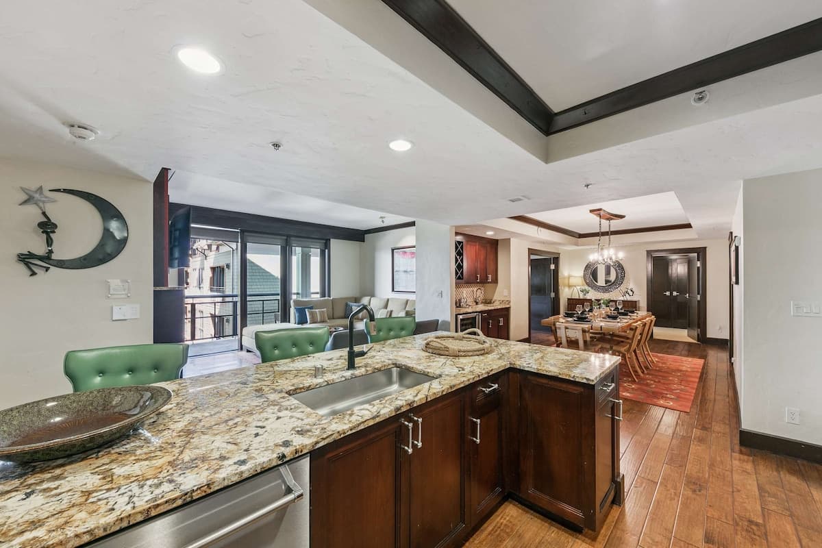 Ritz-Carlton Ski-In/Ski-Out Condo + Gondola Access - Photo 4