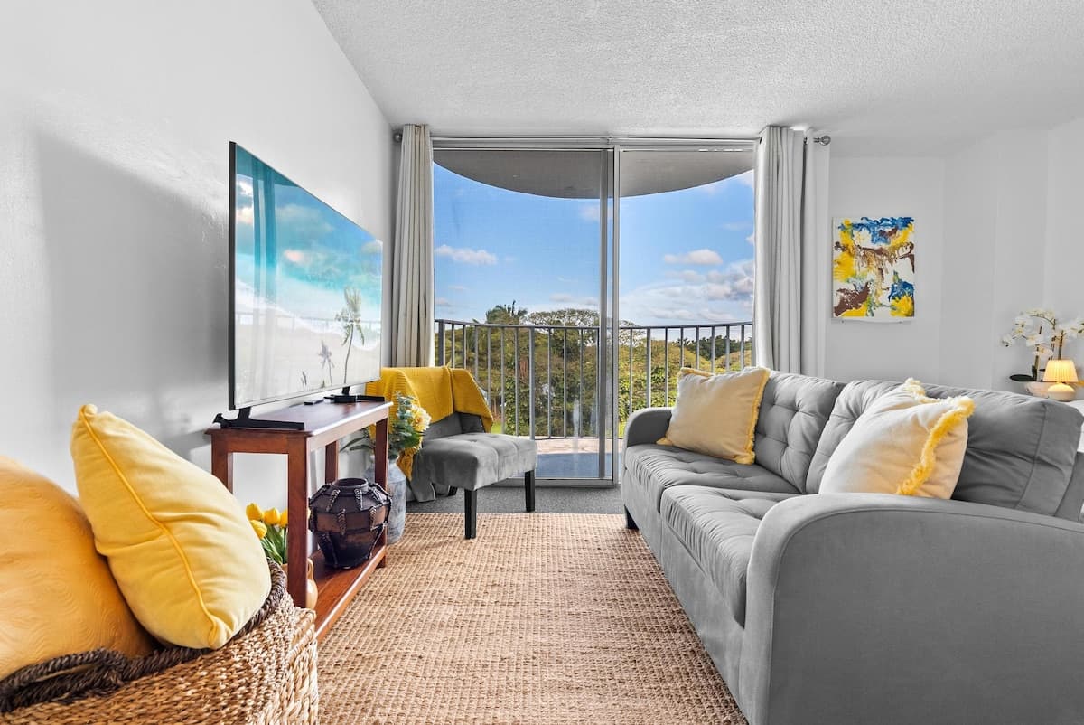 Hilo Lagoon Studio - A/C, Wi-Fi, Pool, Park Views! - Photo 3