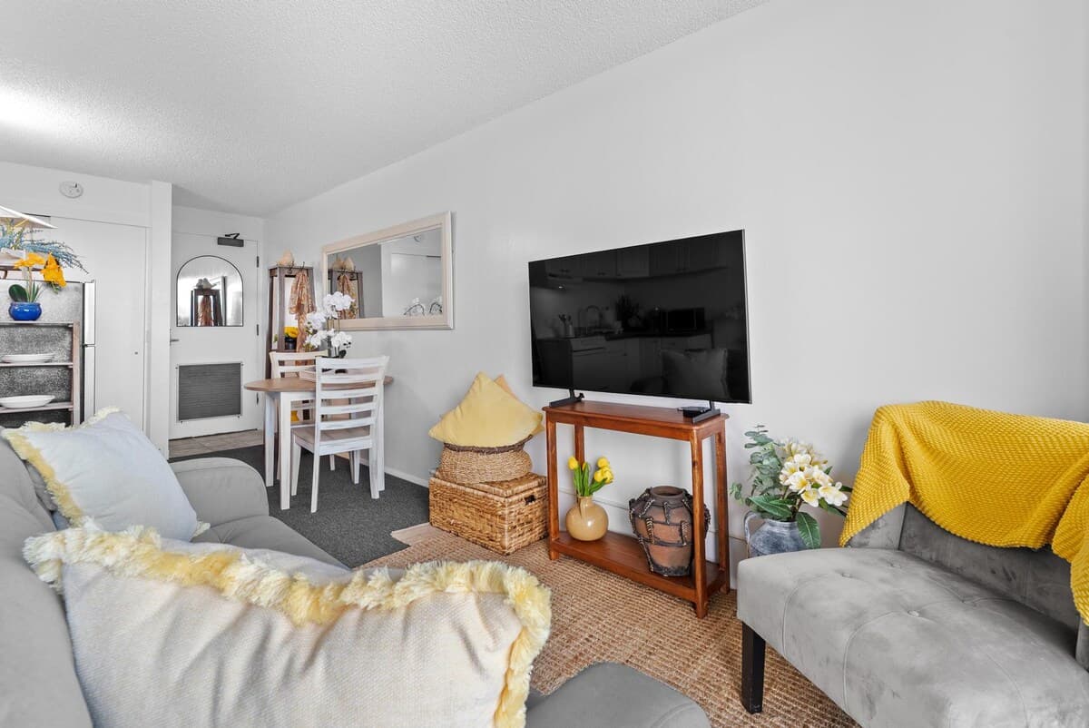 Hilo Lagoon Studio - A/C, Wi-Fi, Pool, Park Views! - Photo 5