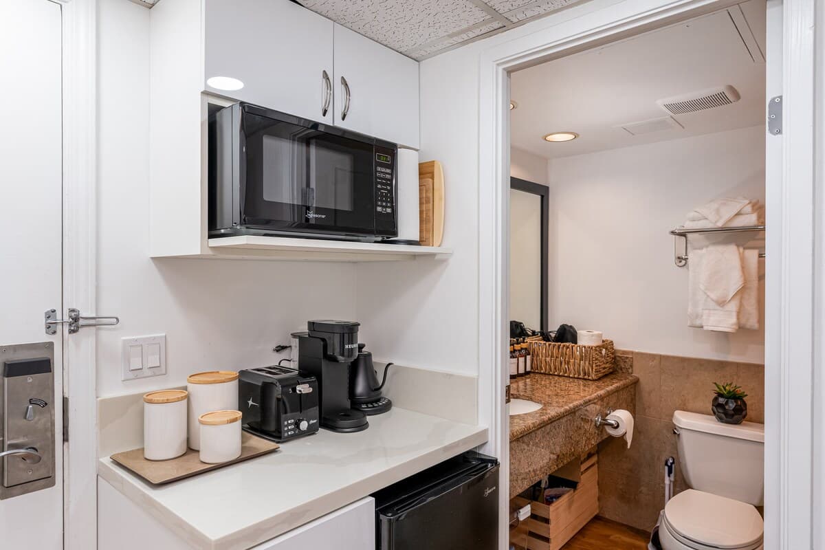 Renovated Studio, Steps to Waikiki Beach, Parking - Photo 3