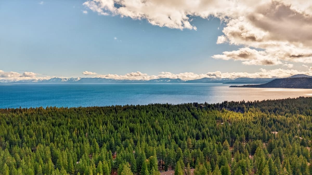 Townhouse in Incline Village · ★New · 3 bedrooms · 3 beds · 2.5 private baths - Photo 4