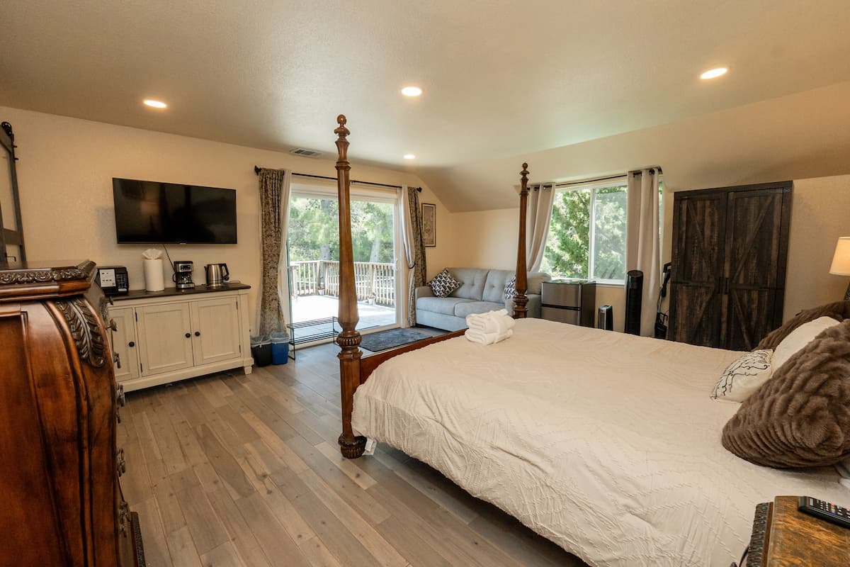 King Suite w/ Views, Kitchenette & Private Entry - Photo 3