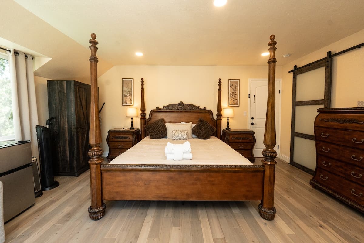 King Suite w/ Views, Kitchenette & Private Entry - Photo 1