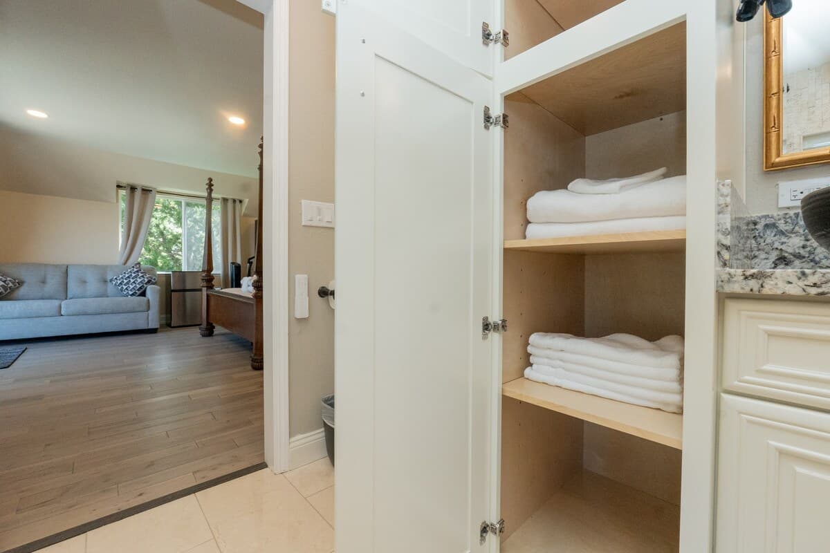 King Suite w/ Views, Kitchenette & Private Entry - Photo 4