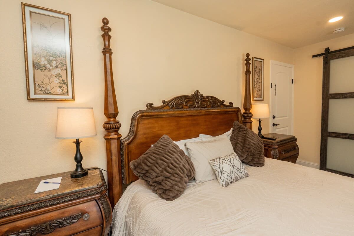 King Suite w/ Views, Kitchenette & Private Entry - Photo 5