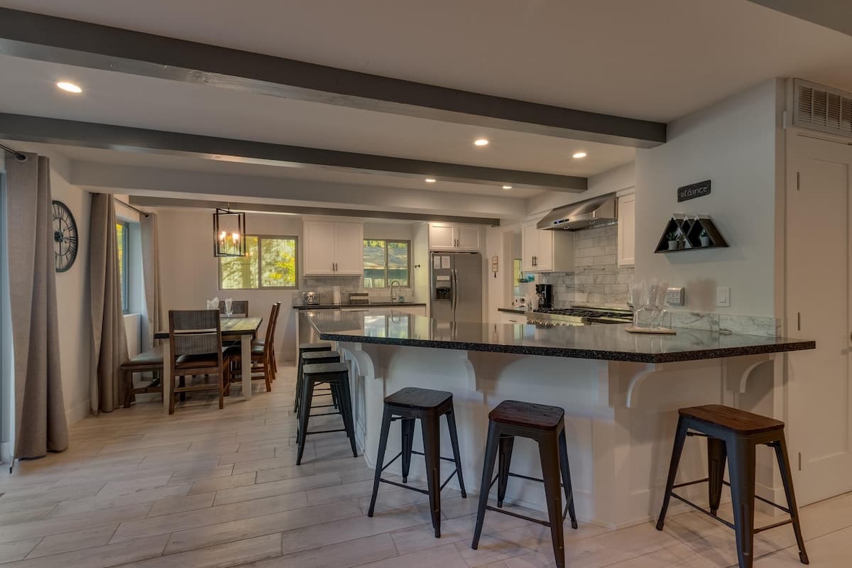 Home in Stateline · ★New · 6 bedrooms · 6 beds · 4 private baths - Photo 4