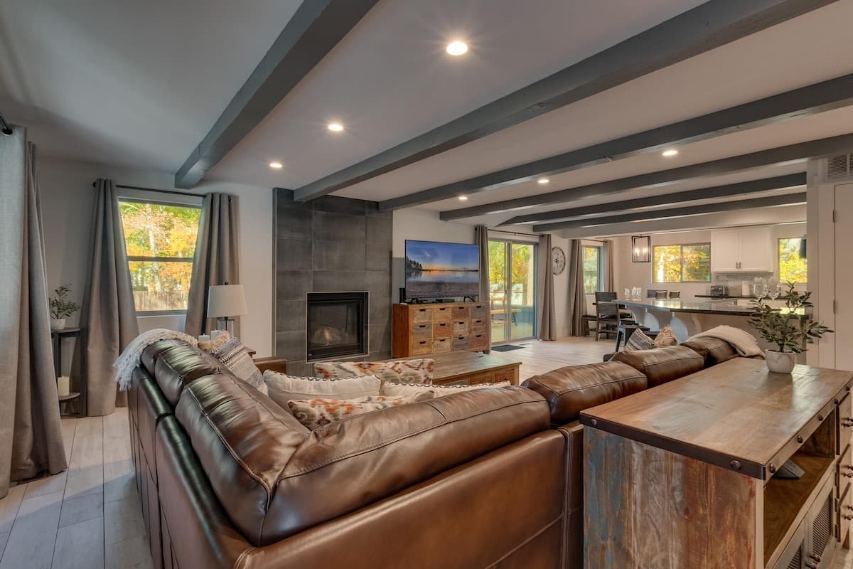 Home in Stateline · ★New · 6 bedrooms · 6 beds · 4 private baths - Photo 2