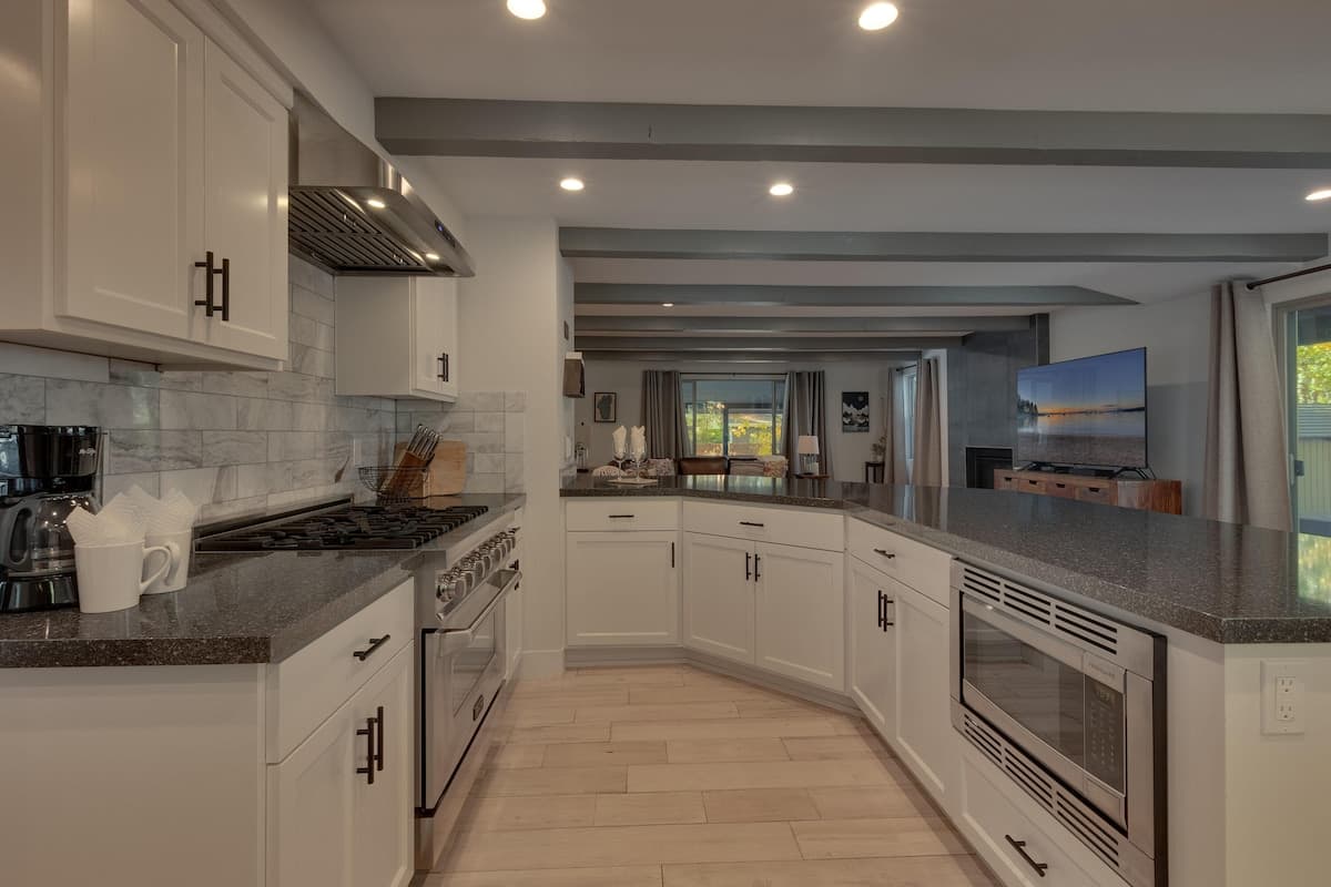 Home in Stateline · ★New · 6 bedrooms · 6 beds · 4 private baths - Photo 5
