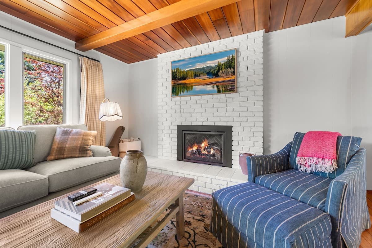 Home in Glenbrook · ★New · 4 bedrooms · 5 beds · 2 private baths - Photo 2