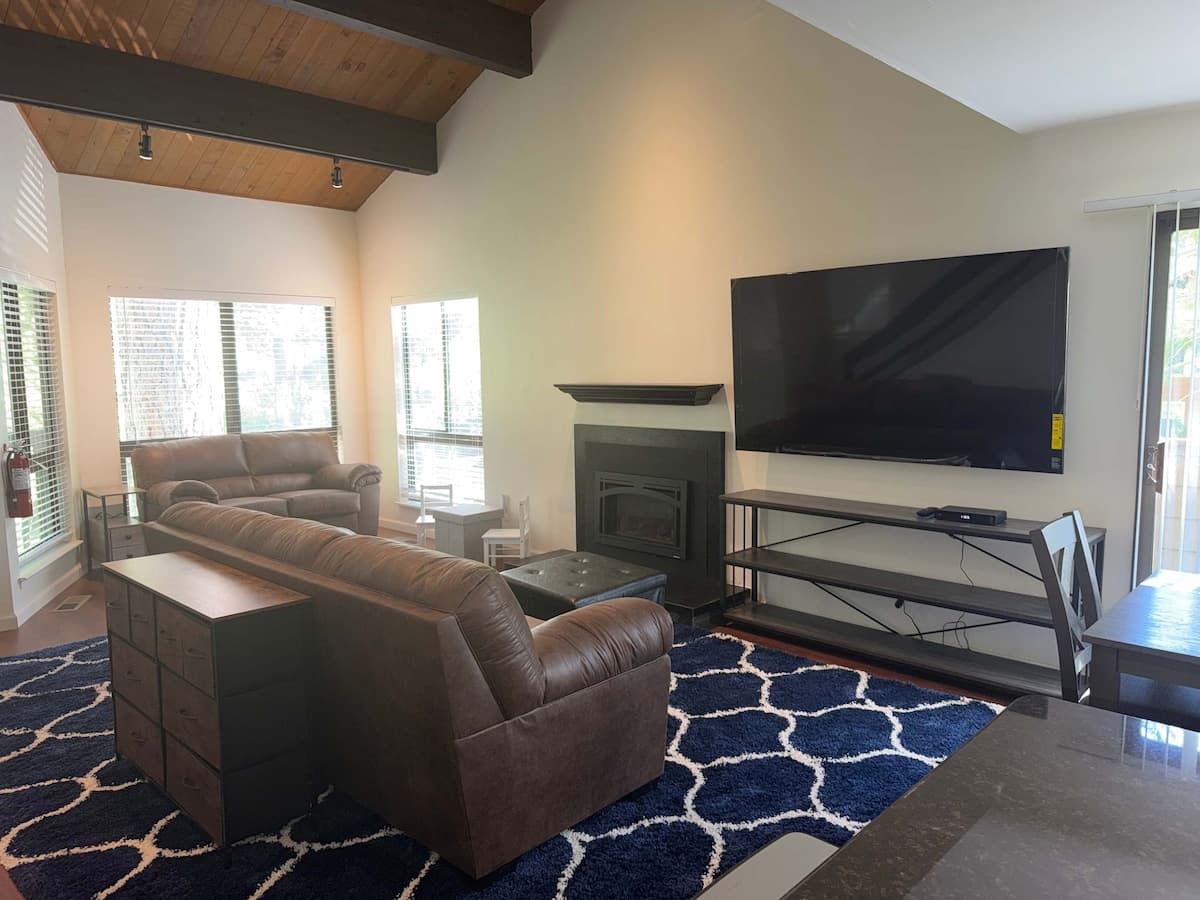 Townhouse in Incline Village · ★New · 3 bedrooms · 4 beds · 3 private baths - Photo 5