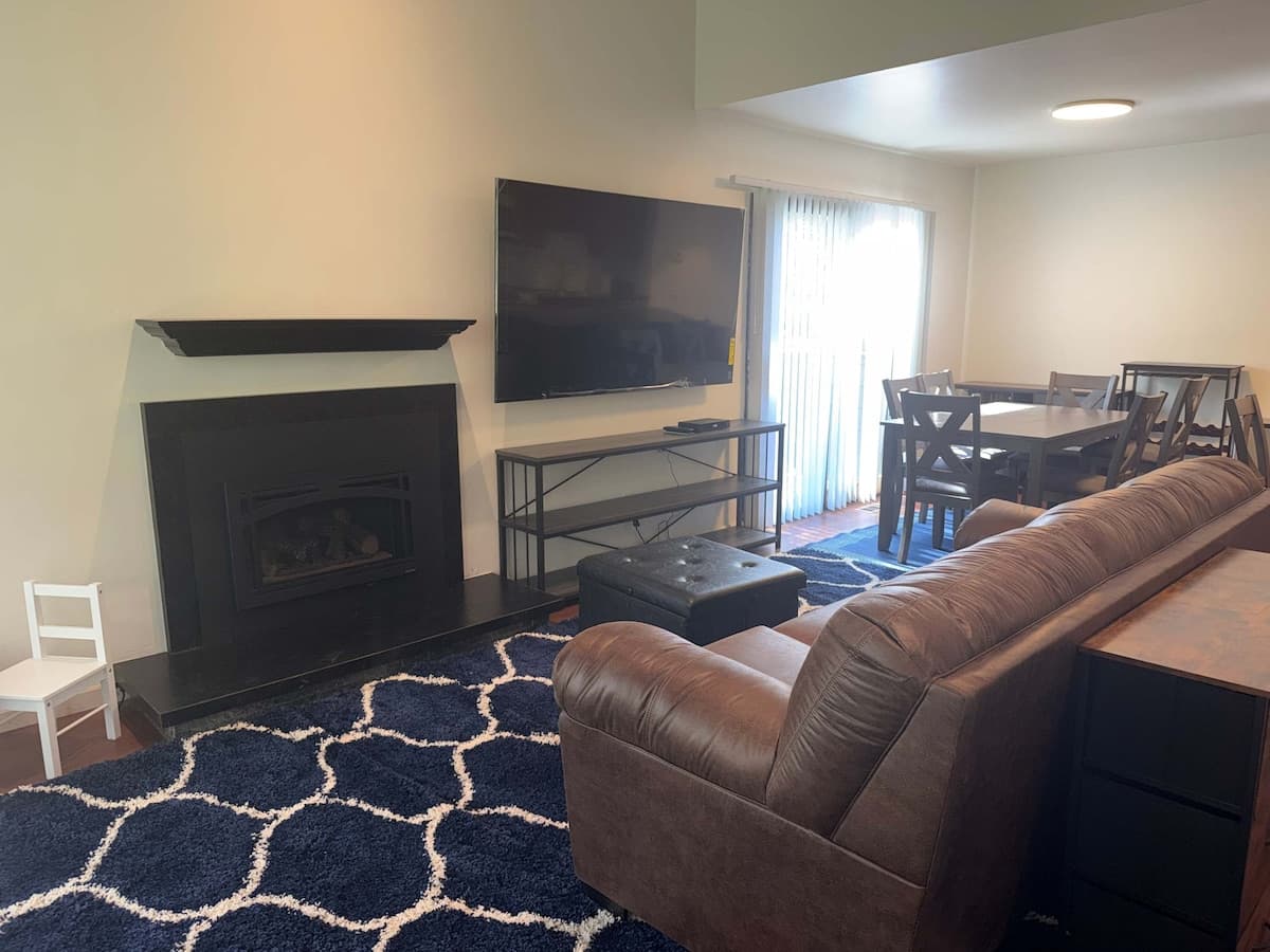 Townhouse in Incline Village · ★New · 3 bedrooms · 4 beds · 3 private baths - Photo 4