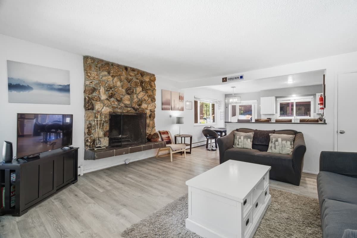 Mountain Modern Condo with Pool & Fireplace - Photo 4