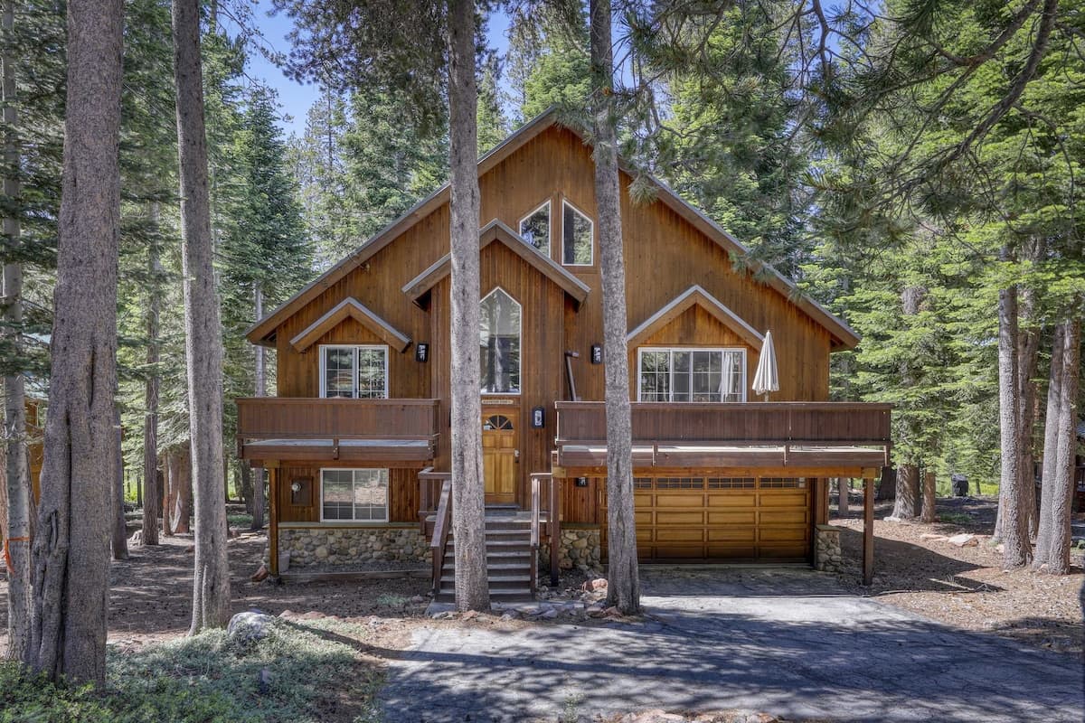 Light-Filled Mountain Retreat Near Golf Course - Photo 1
