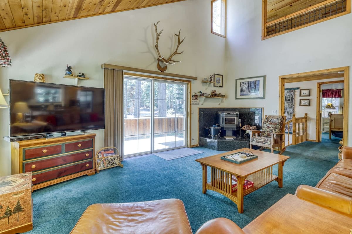 Light-Filled Mountain Retreat Near Golf Course - Photo 4