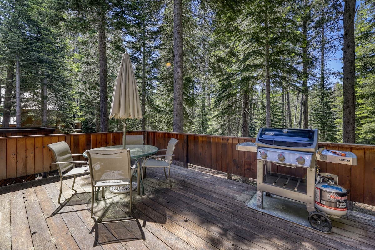 Light-Filled Mountain Retreat Near Golf Course - Photo 3